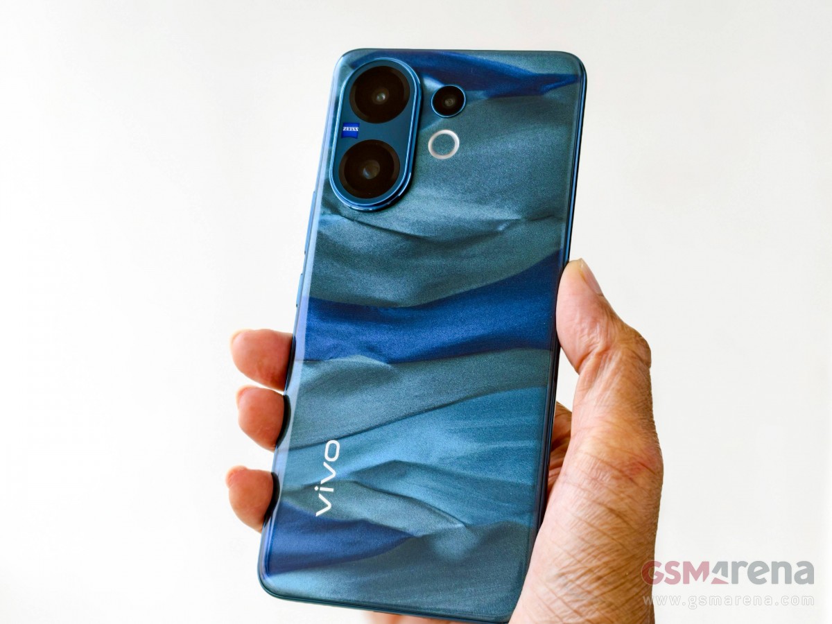 Trên tay vivo V60: Điện thoại tầm trung với camera ZEISS cực xịn so kè Galaxy S25, iPhone 16