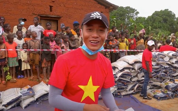 Bất ngờ với số tiền team Quang Linh Vlogs ủng hộ nhân dân Cuba