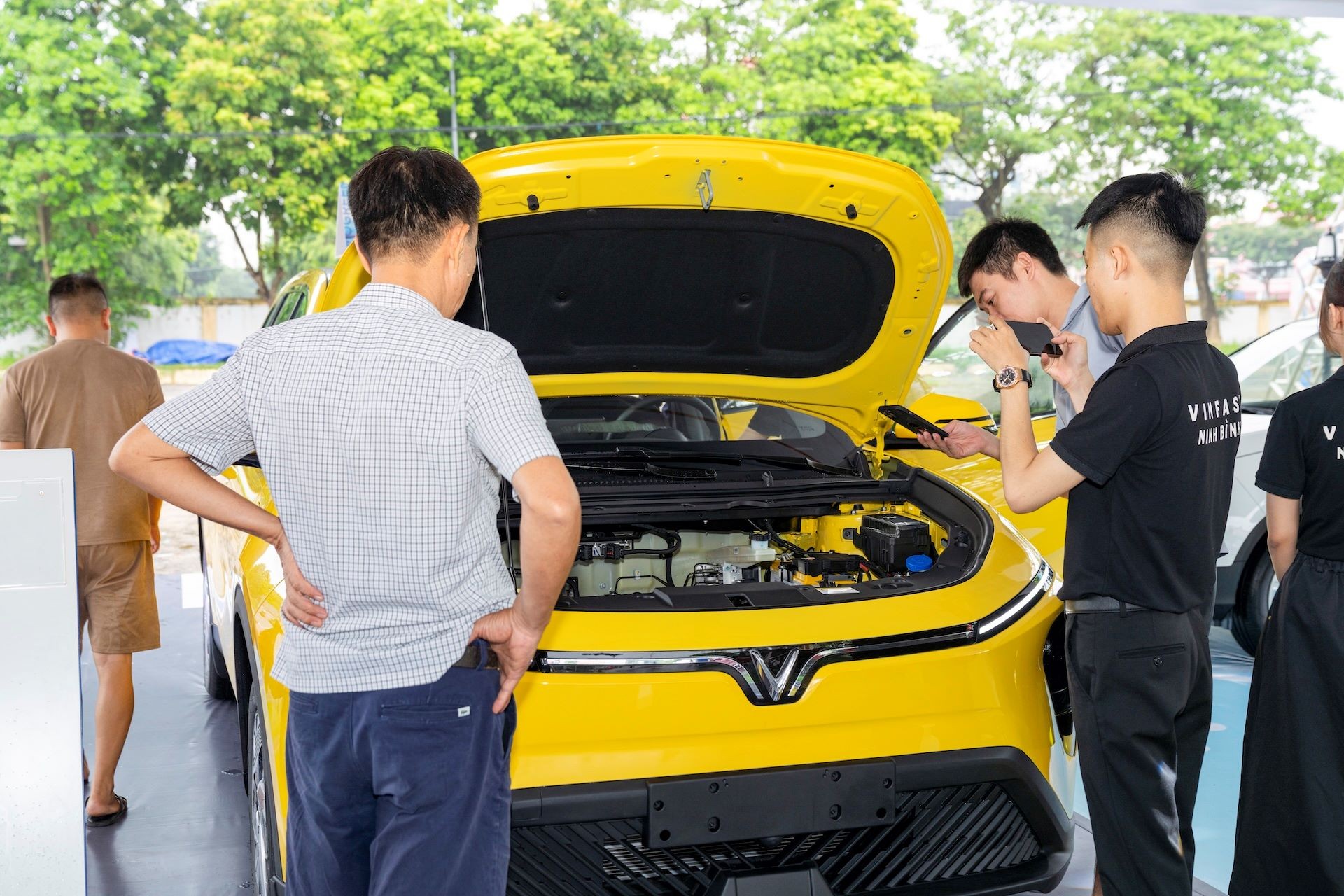 ‘Siêu đại hội’ thu xăng đổi điện của VinFast nóng khắp 3 miền, người dân xếp hàng lên đời xe xanh ảnh 2