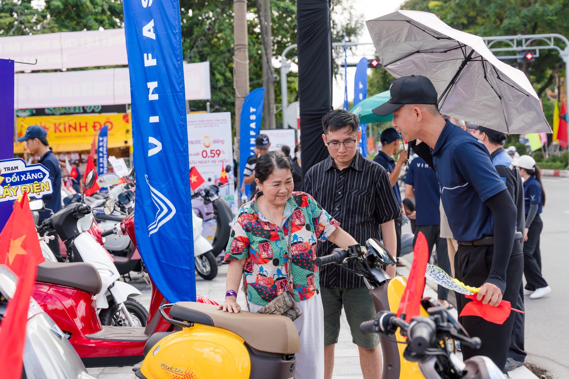 ‘Siêu đại hội’ thu xăng đổi điện của VinFast nóng khắp 3 miền, người dân xếp hàng lên đời xe xanh ảnh 7