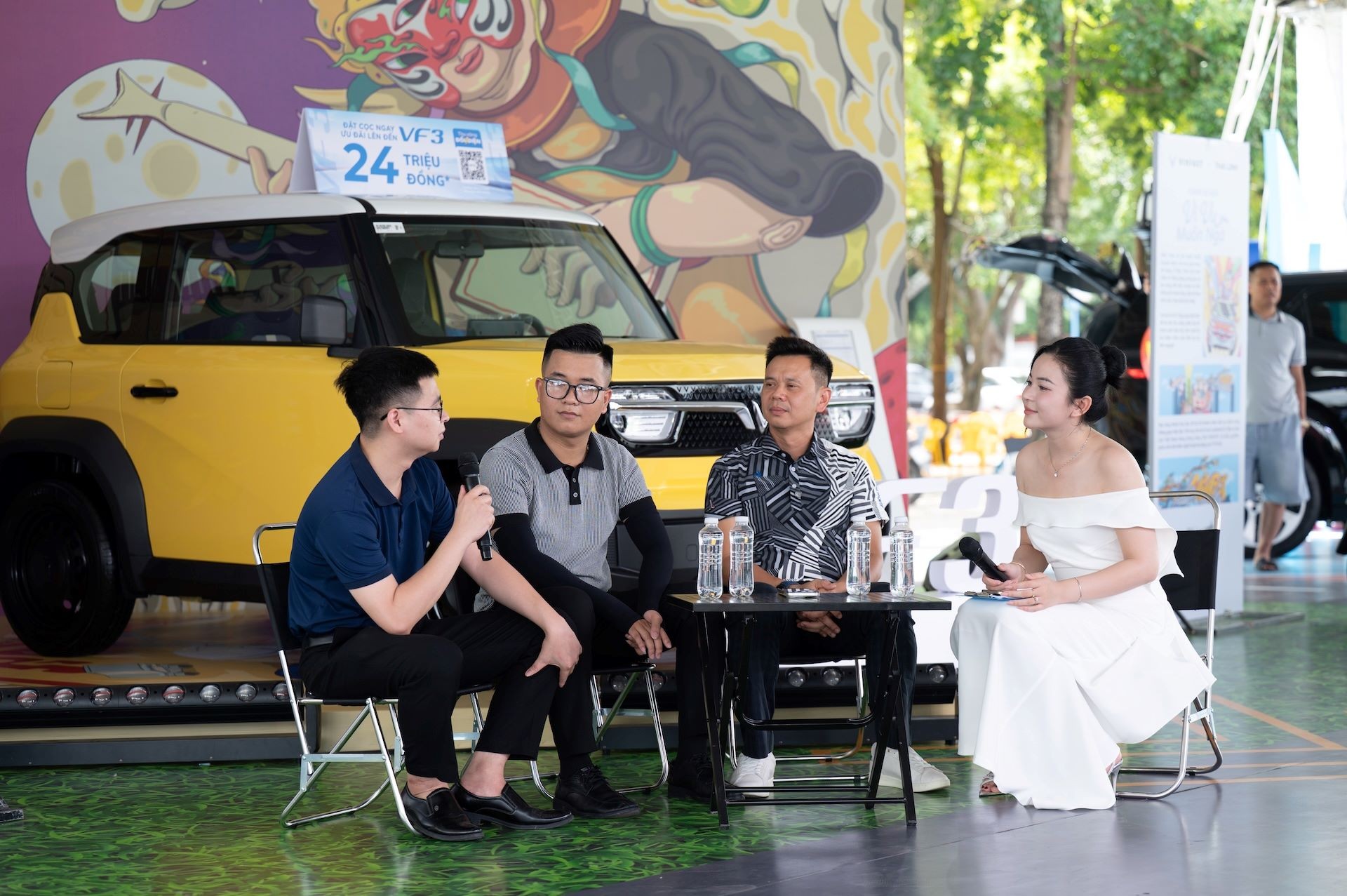 ‘Siêu đại hội’ thu xăng đổi điện của VinFast nóng khắp 3 miền, người dân xếp hàng lên đời xe xanh ảnh 9
