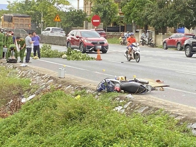 Hiện trường xe đầu kéo gây tai nạn nghiêm trọng rồi rời khỏi hiện trường khiến 2 mẹ con thương vong