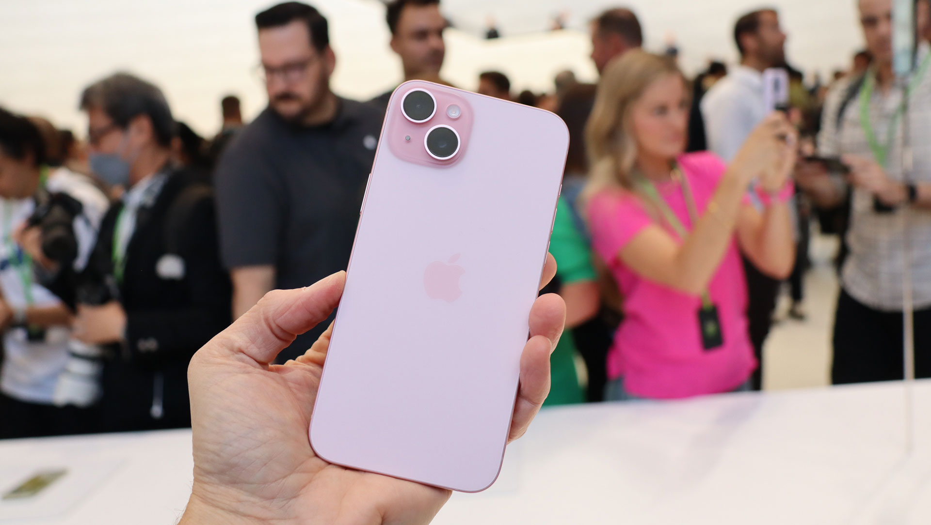 iPhone 15 hạ sập sàn cuối tháng 8, chưa đến 15 triệu vẫn có trang bị top 1, dọn đường đón iPhone 17