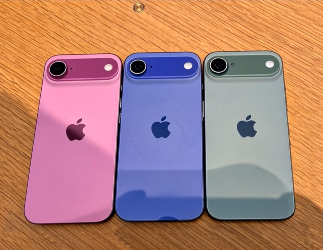 iPhone 17 Air siêu mỏng lần đầu lộ diện ngoài đời thật: Thiết kế sang chảnh, màu sắc độc đáo gây sốt
