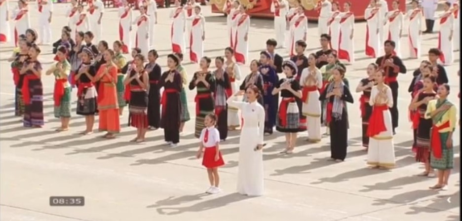 Xúc động trước clip bé gái 7 tuổi, Mỹ Tâm cùng 80 nghệ sĩ hát kết màn lễ diễu binh, diễu hành 2/9 