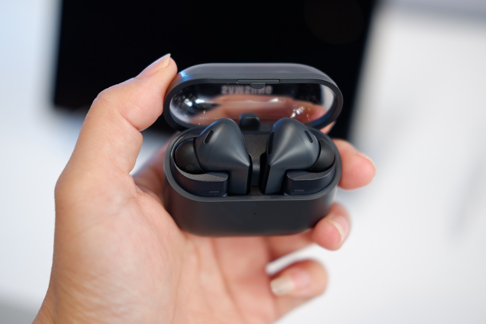 Trên tay, đánh giá nhanh Galaxy Buds3 FE: Tai nghe dịch đa ngôn ngữ, pin 30 giờ, chống ồn chủ động, tích hợp Gemini