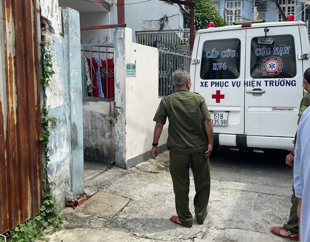 Người dân bàng hoàng khi phá cửa phòng trọ ở TP.HCM, phát hiện thi thể phụ nữ đã bốc mùi