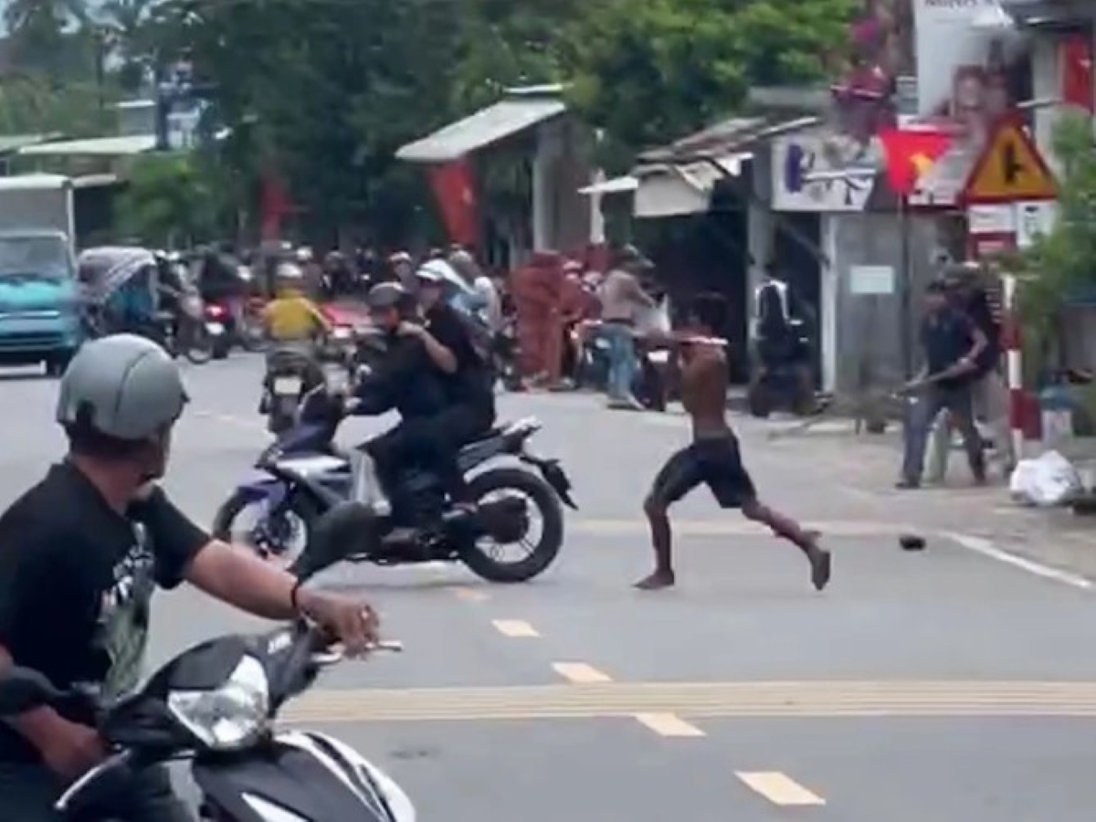 Bắt đối tượng \'không bình thường\' cầm dao la hét, đuổi chém cảnh sát: Tiết lộ quá khứ nghiện ngập