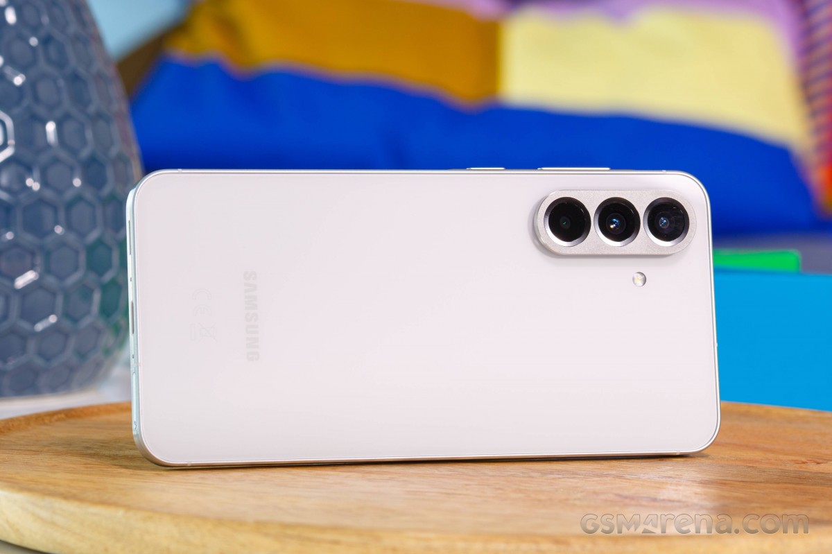 Galaxy A56 5G giảm cực đẫm, vua tầm trung mạnh và rẻ nhất lịch sử của Samsung, ăn đứt iPhone 16