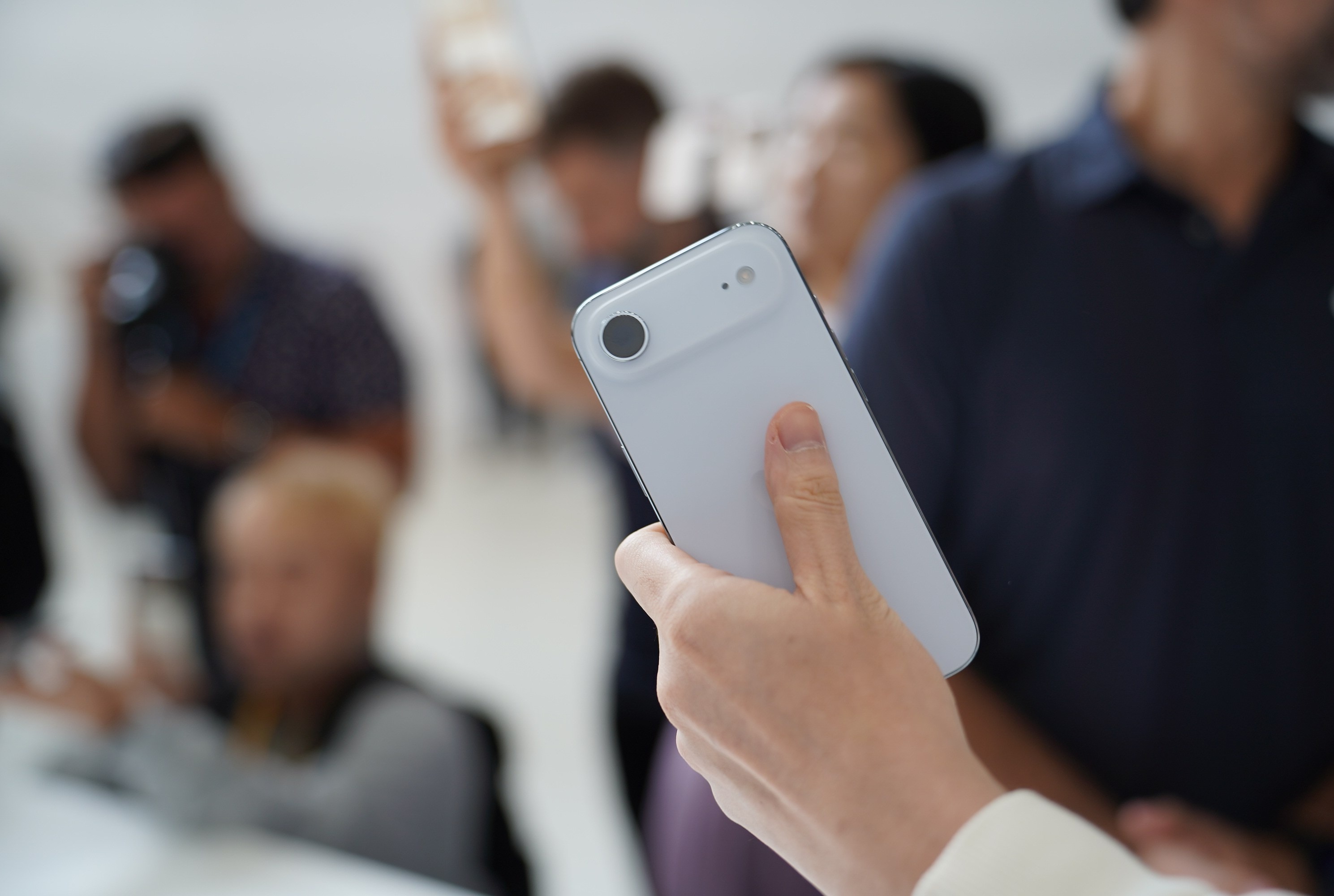 Cận cảnh iPhone 17 Air siêu mỏng đẹp hết cả phần thiên hạ, chỉ nhìn thôi là đã mê!
