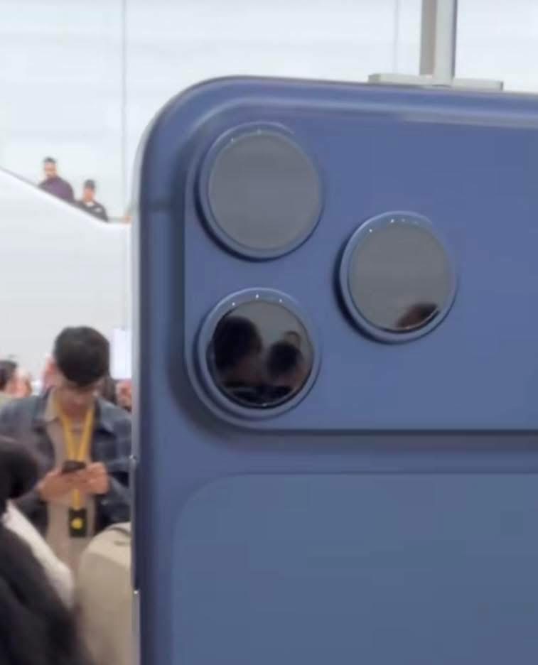 iPhone 17 Pro chưa bán đã lỗi: Hàng trưng bày thôi cũng bị bong sơn!