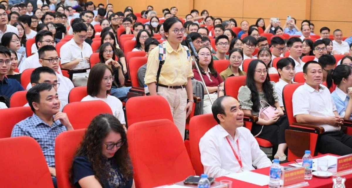 Danh tính nữ bác sĩ nội trú chọn chuyên ngành Nội tim mạch, hé lộ lý do cả hội trường vỡ òa vỗ tay