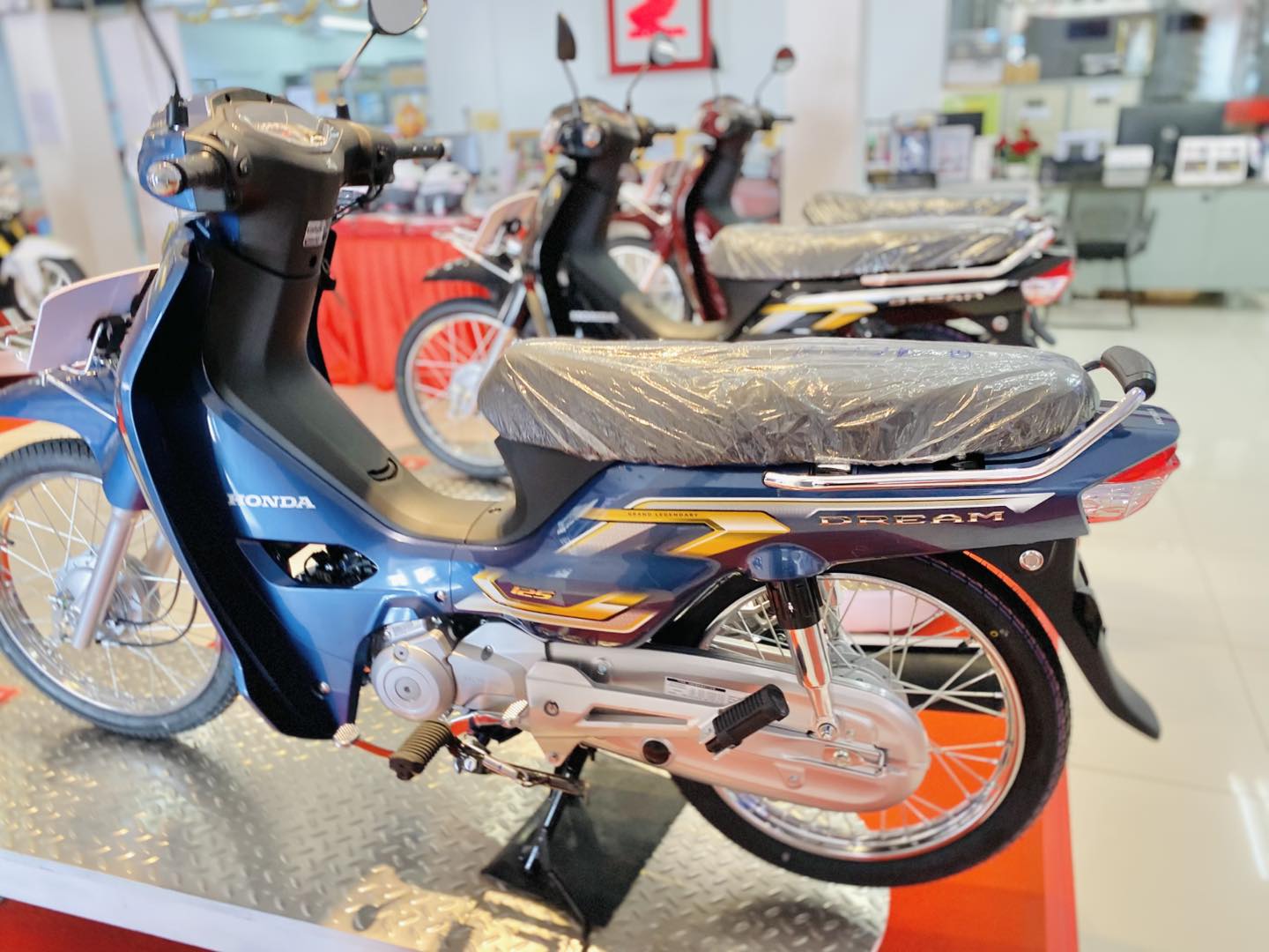 Tin xe cuối tuần: Honda Dream phiên bản 2026 chính thức ra mắt, thiết kế cực ‘huyền thoại’, giá mềm