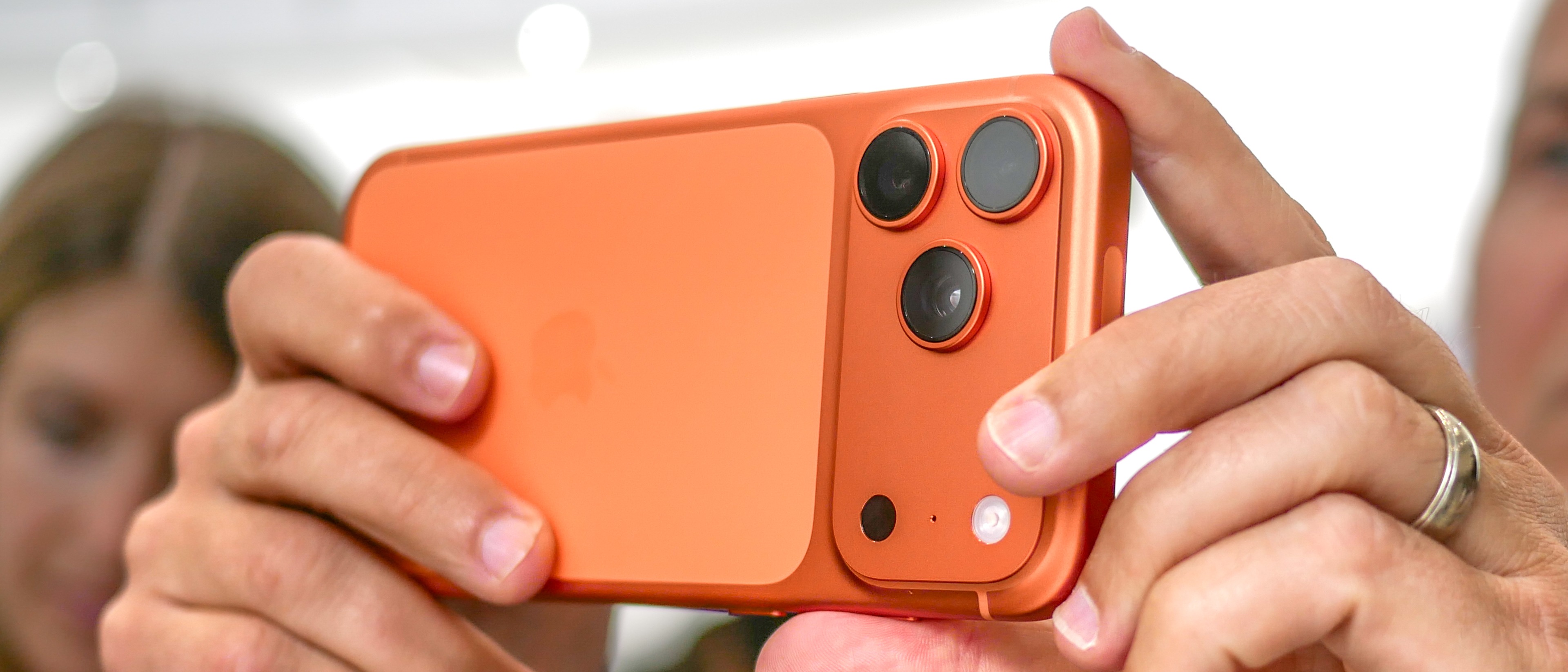Ai nói iPhone 17 \'flop\'? Các đại lý Việt Nam chốt gần 150 tỷ đồng tiền cọc!