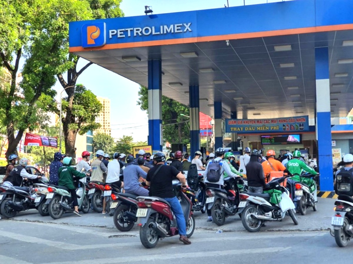 Giá xăng dầu hôm nay 15/9: Giữ vững đà tăng ngày đầu tuần, dự báo sẽ còn tiếp tục \'leo thang\'!