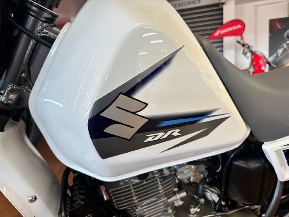 Suzuki chính thức ra mắt ‘huyền thoại côn tay’ 200cc mới chất hơn Honda Winner R và Exciter, giá mềm