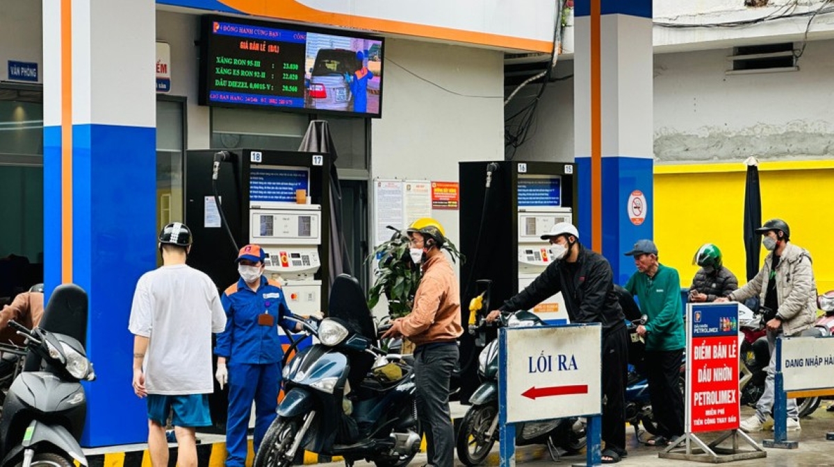 Giá xăng dầu hôm nay 17/9: Người dân đón tin không vui vì xăng trong nước tăng từ chiều mai?