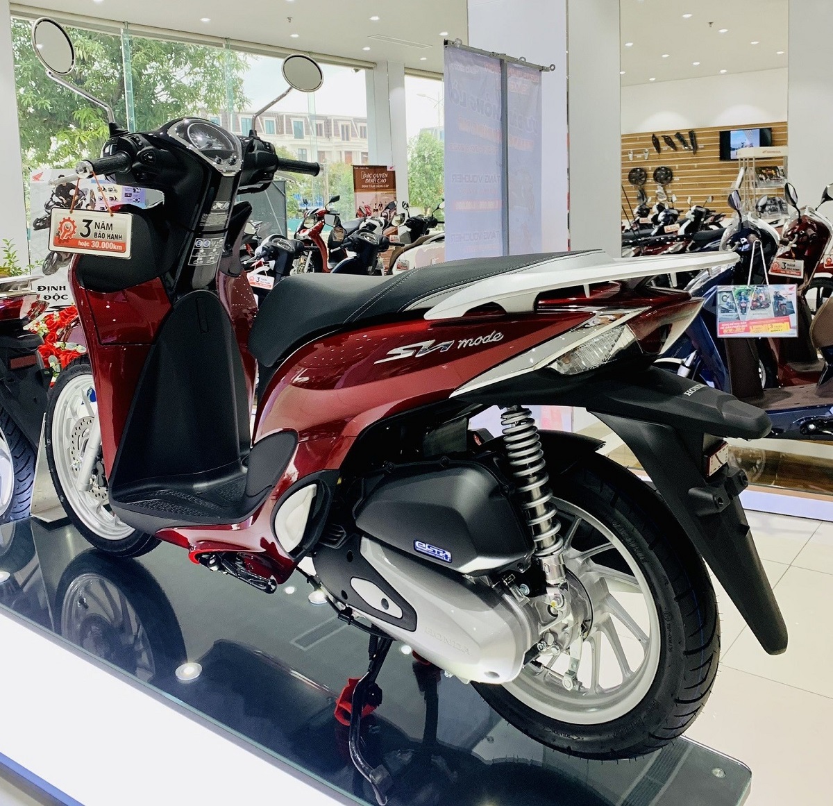Bảng giá xe Honda SH Mode 2025 giữa tháng 9/2025 giảm \'thủng đáy\': Hút khách hơn Vision và LEAD vì rẻ
