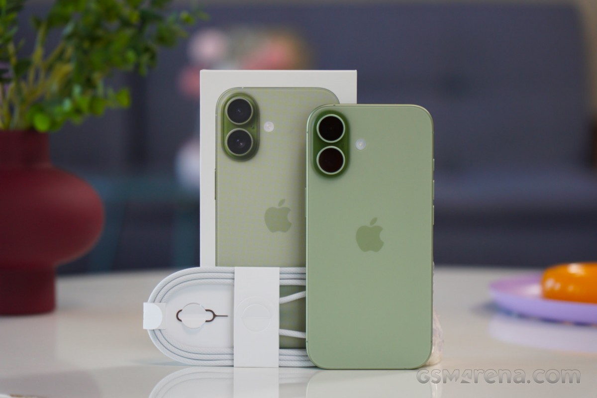 Mở hộp, trên tay iPhone 17: Mẫu máy giá rẻ nhất trong dòng iPhone 17 được săn đón, liên tục cháy hàng