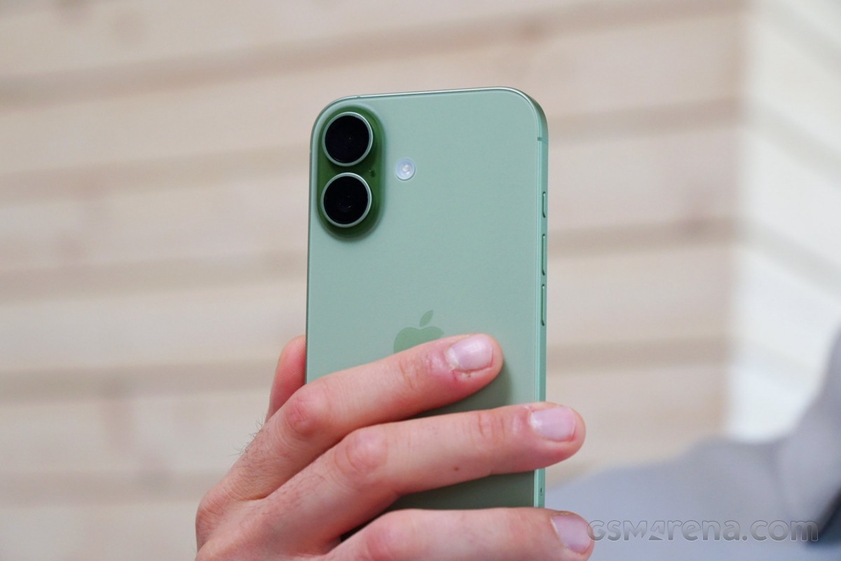 iPhone 17 về đại lý số lượng ít giá rẻ nhất từ 24.69 triệu đồng hấp dẫn so với iPhone 16, Galaxy S25