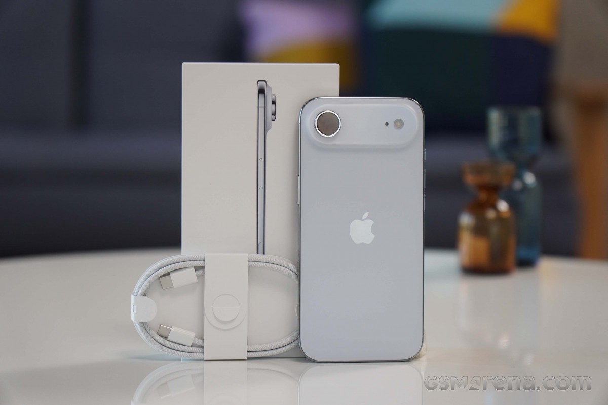 Mở hộp, trên tay iPhone Air: iPhone mỏng nhẹ nhất từ trước đến nay, hiệu năng không kém bản Pro Max