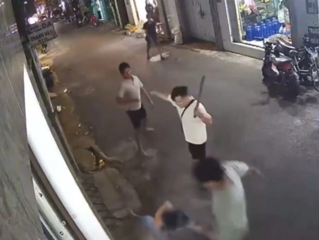 Hé lộ nguyên nhân người đàn ông bị 2 đối tượng đánh đến ngất xỉu giữa đường ở TP.HCM