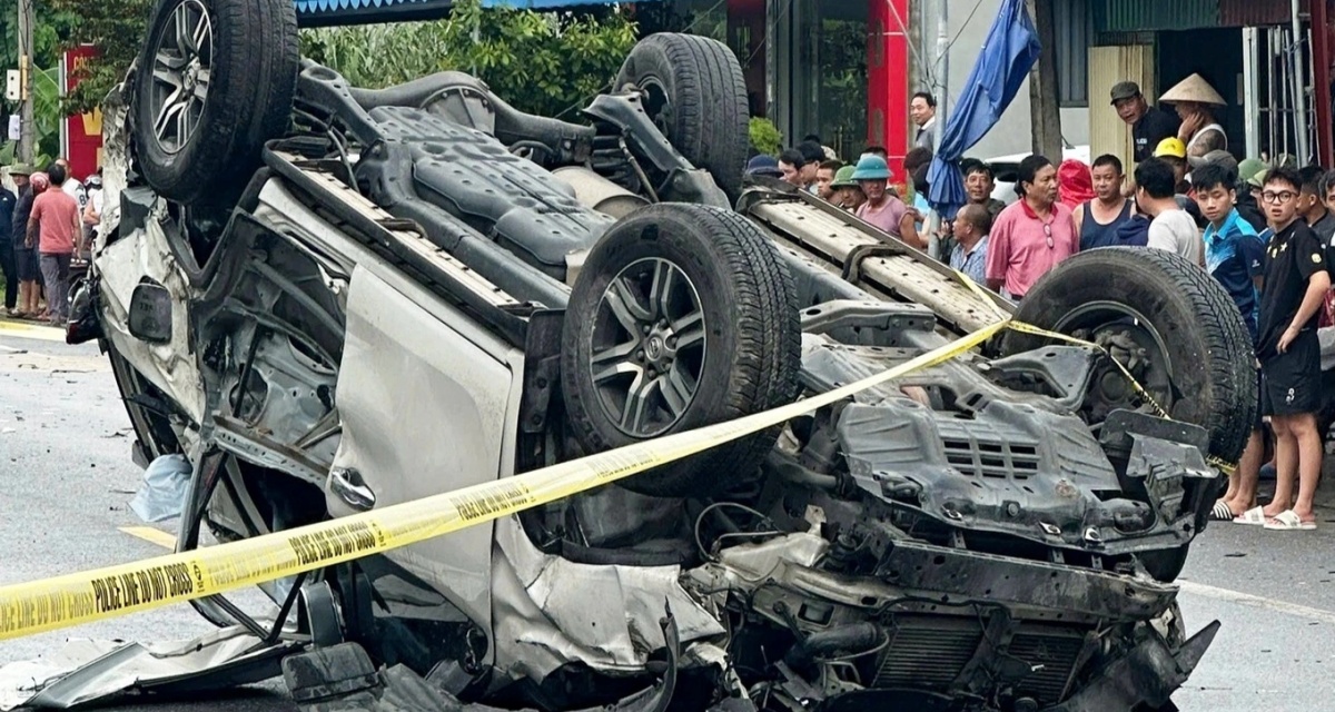 Hiện trường ô tô mất lái lật ngửa sau va chạm với xe máy, một người phụ nữ tử vong thương tâm 