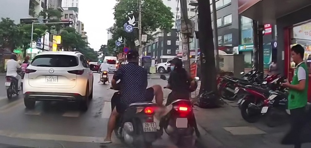 Công an vào cuộc vụ kẻ đi xe máy không đội mũ bảo hiểm húc xe máy của 1 phụ nữ mặc quân phục 