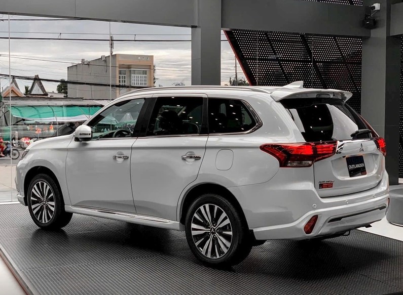 Giá lăn bánh Mitsubishi Outlander cuối tháng 9/2025 vẫn cực \'mềm\', đả bại Honda CR-V và Mazda CX-5