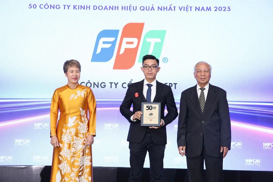 ong-tran-doc-cong-pho-giam-doc-kinh-doanh-cloud-fpt-smart-cloud-tap-doan-fpt-dai-dien-nhan-giai-top-50-cong-ty-niem-yet-kinh-doanh-hieu-qua-nhat-viet-nam-nam-2025-1759115400.jpg