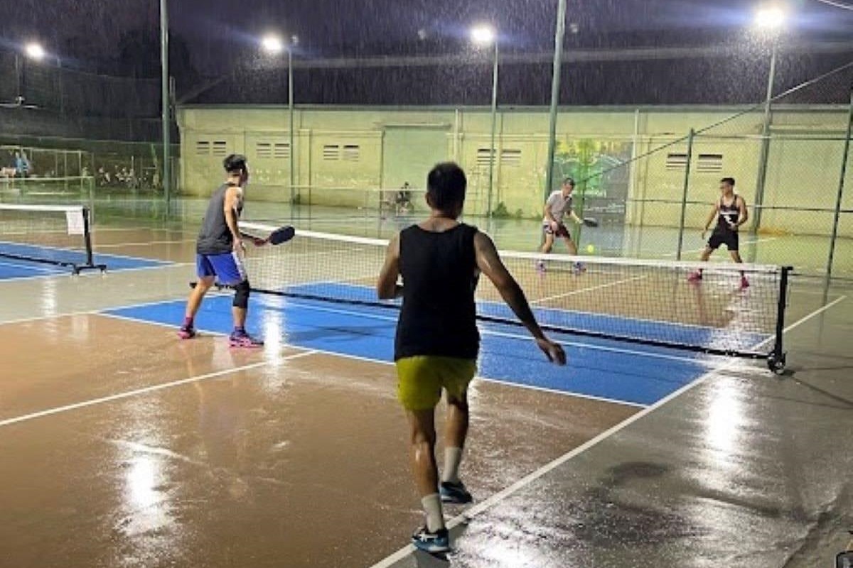 Không ngại thời tiết, nhiều người ra sân chơi pickleball giữa trời mưa bão