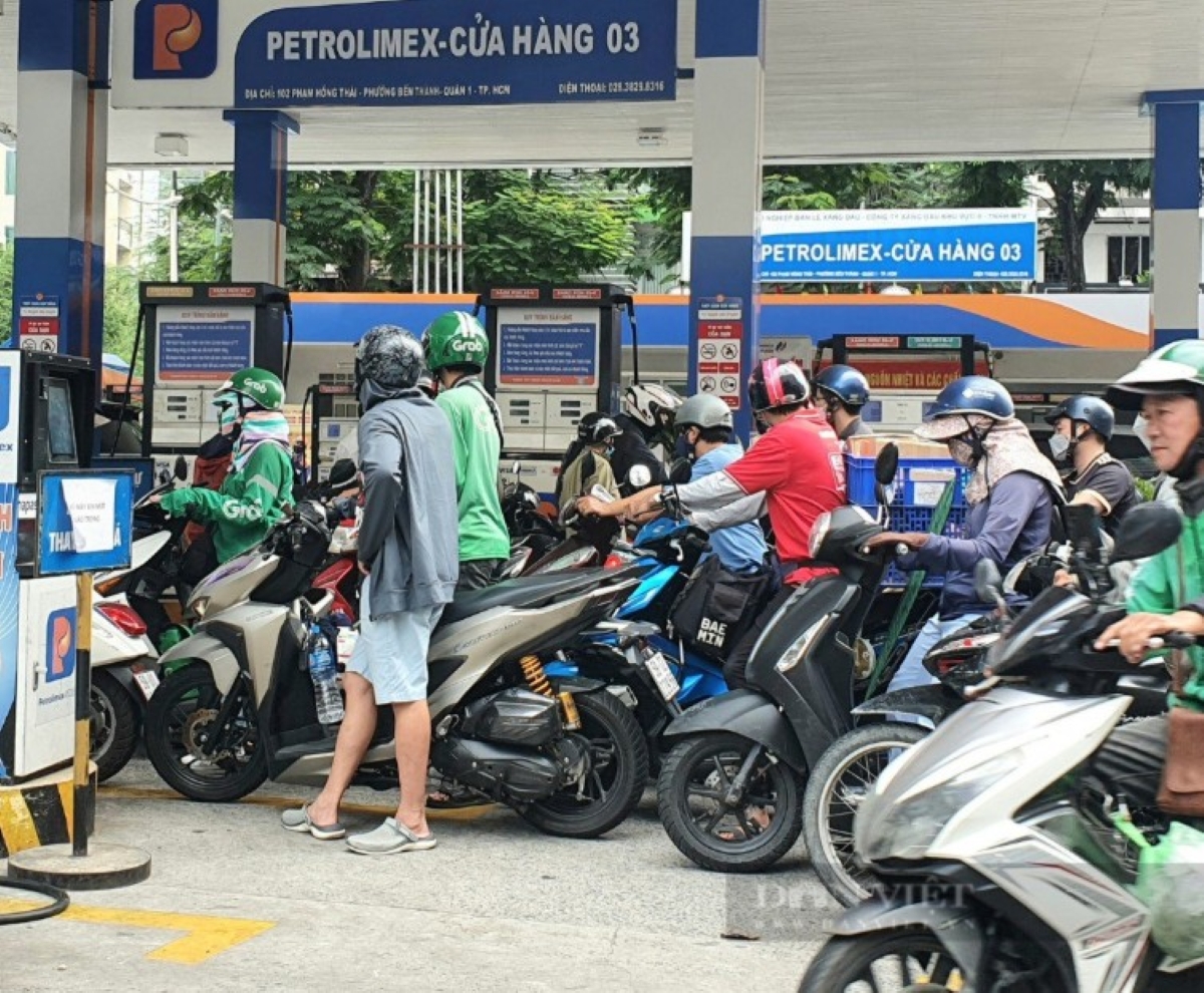 Giá xăng dầu hôm nay 1/10: Trong nước nguy cơ leo thang từ chiều mai, RON95 cũng tăng không kịp hãm!