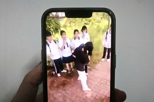 Xôn xao clip 2 nữ sinh đánh nhau bên bờ sông Sài Gòn, 1 nữ sinh thất thế bị lao vào đánh hội đồng