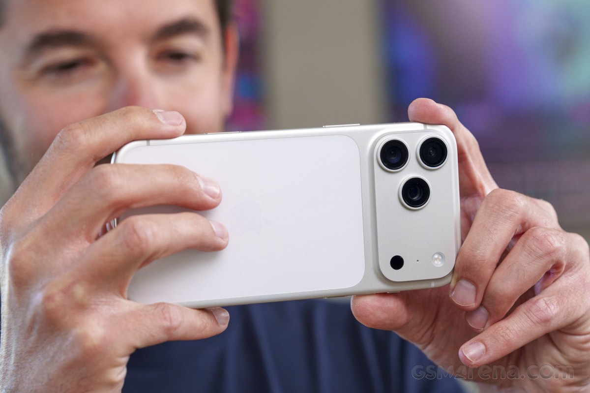 Giá iPhone 17 Pro Max mới nhất tháng 10: Ở trên đỉnh cao vẫn cháy hàng, màu trắng bạc trở nên hot