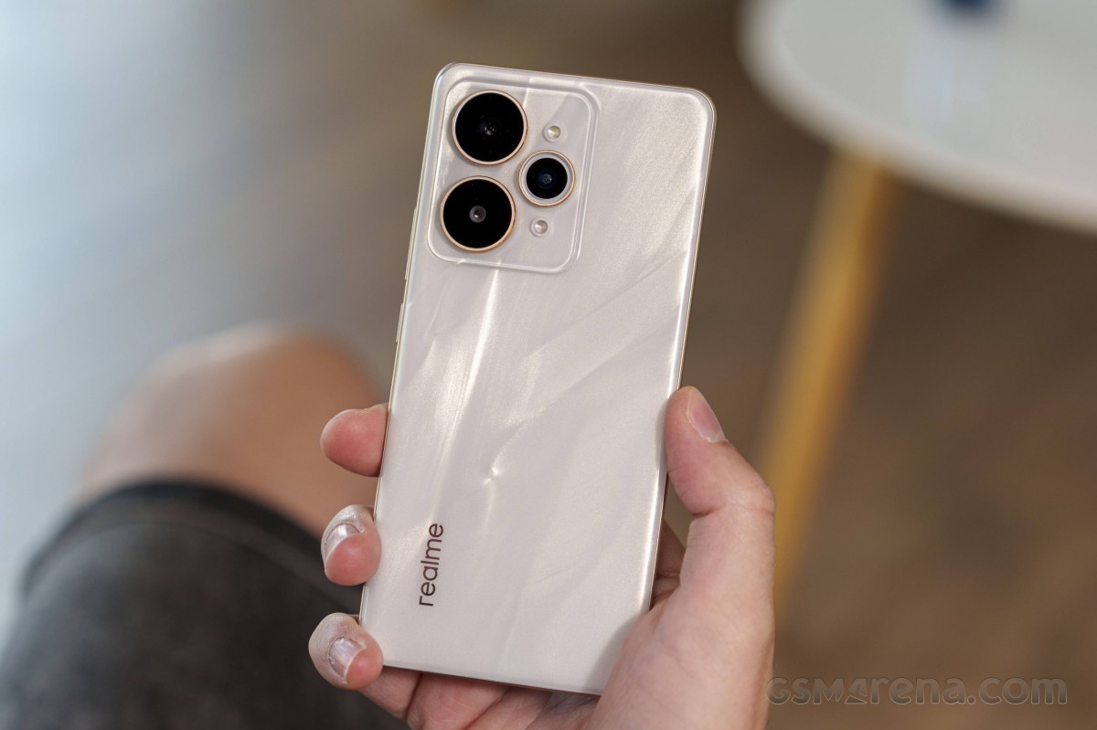 Sát thủ flagship mới nổi Realme 15 Pro đại chiến Galaxy S25, bậc thầy AI tiệc đêm đe nẹt iPhone 16