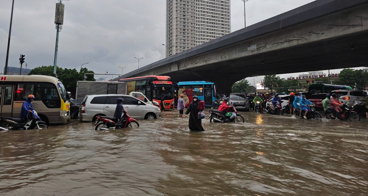 Hà Nội sáng 7/10 ‘thất thủ’ vì mưa lớn sau bão số 11 Matmo: Danh sách các điểm ngập sâu, dân khổ sở di chuyển