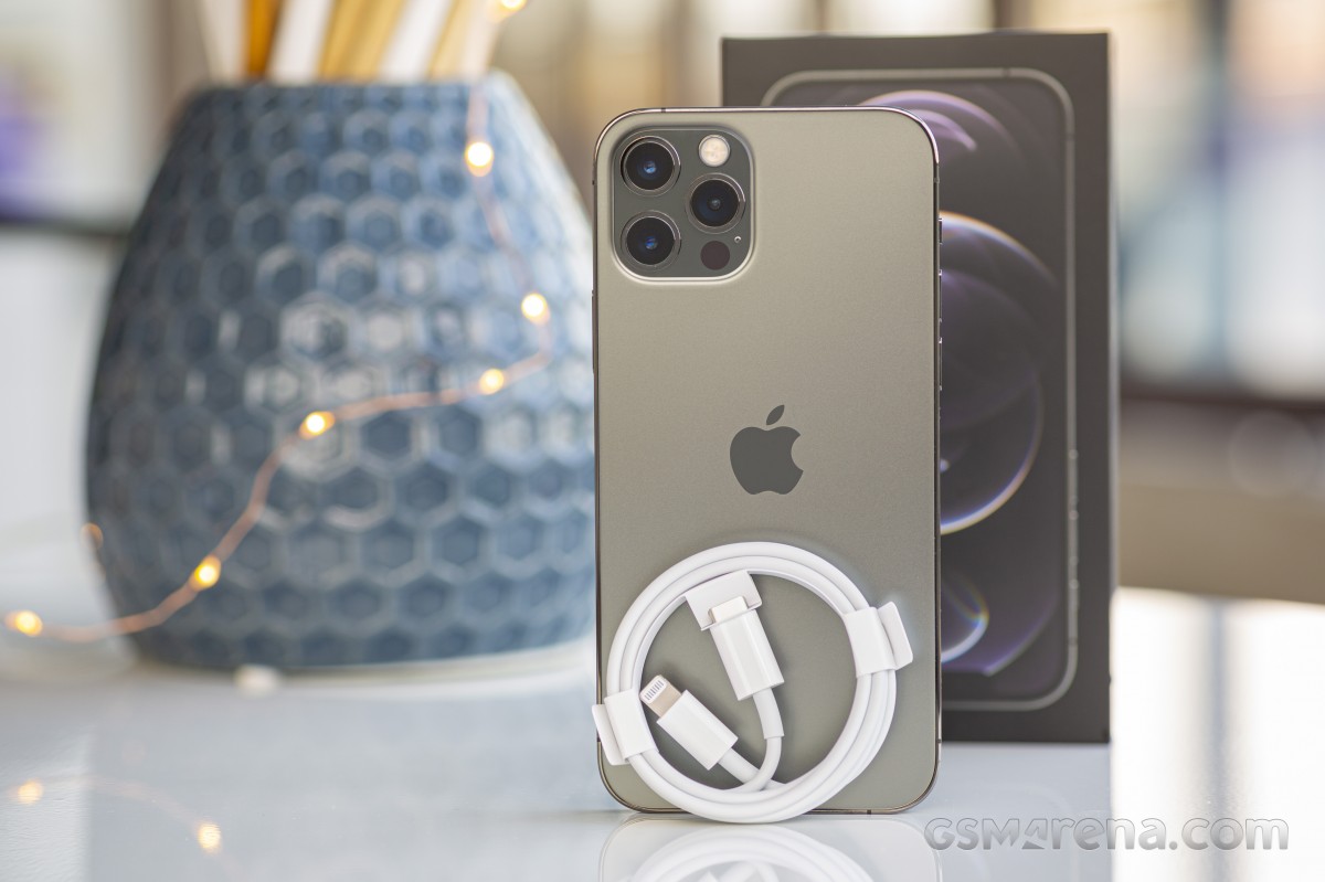 Giá iPhone 12 Pro loanh quanh 8 triệu, viền thép, zoom quang xịn như iPhone 17 Pro, ăn đứt iPhone 16