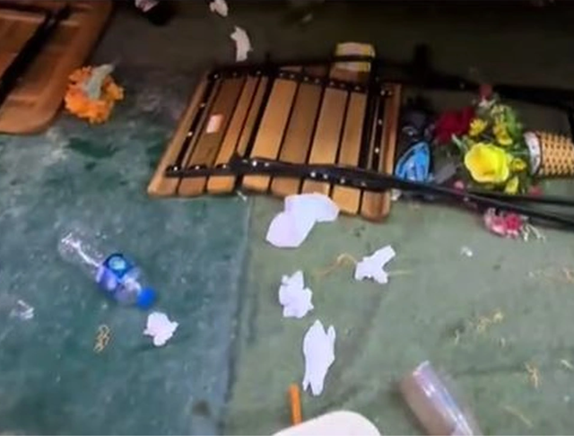 Du khách nước ngoài hoảng hốt khi chứng kiến tàu hất văng bàn ghế ở phố cà phê ‘đường tàu\' Hà Nội