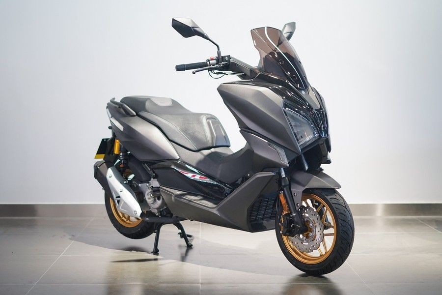 ‘Cơn ác mộng của Honda SH’ ra mắt giá 70 triệu đồng, có động cơ 300cc và ABS 2 kênh át vía Air Blade ảnh 1