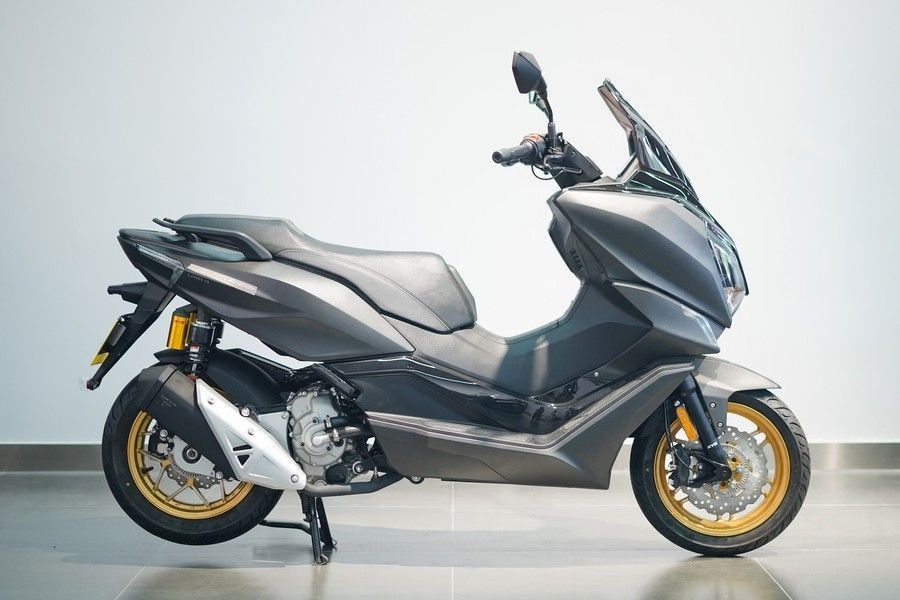 ‘Cơn ác mộng của Honda SH’ ra mắt giá 70 triệu đồng, có động cơ 300cc và ABS 2 kênh át vía Air Blade ảnh 2