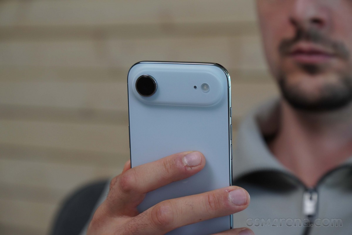iPhone Air mỏng nhẹ độc nhất, giá vẫn cao chót vót trong tháng 10 vẫn rẻ hơn iPhone 17 Pro Max