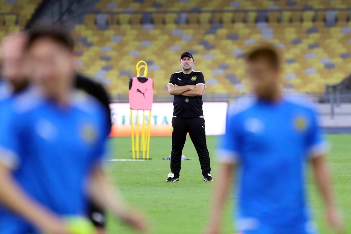 HLV Malaysia vạ miệng sau án phạt của FIFA, kình địch của HLV Kim Sang-sik bị đuổi việc?