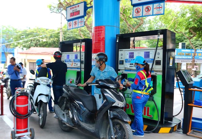 Sau 2 tháng bán thí điểm ở 3 thành phố, giá xăng E10 cũng không thoát khỏi cảnh giảm ‘không phanh’