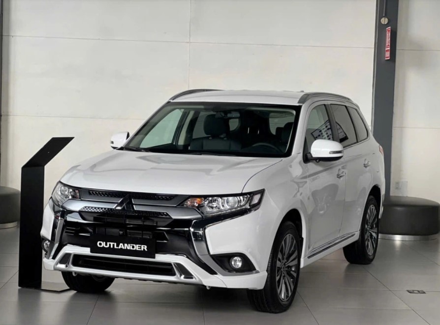 Giá Mitsubishi Outlander lăn bánh giữa tháng 10/2025 cực rẻ, ‘tất tay’ với Mazda CX-5 và Honda CR-V
