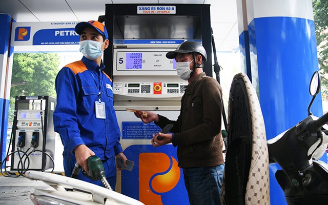 Giá xăng dầu hôm nay 16/10: Giá xăng tăng, giá dầu giảm bắt đầu từ 15 giờ chiều nay