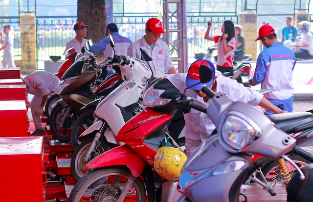 Honda Việt Nam hỗ trợ Khách hàng các tỉnh miền Bắc kiểm tra và thay dầu miễn phí xe hư hại do mưa lũ gây ra!