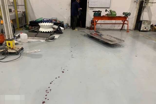 Hiện trường ớn lạnh vụ nam bảo vệ hốt hoảng chạy vào công ty rồi tử vong, vết máu dài hơn 10m
