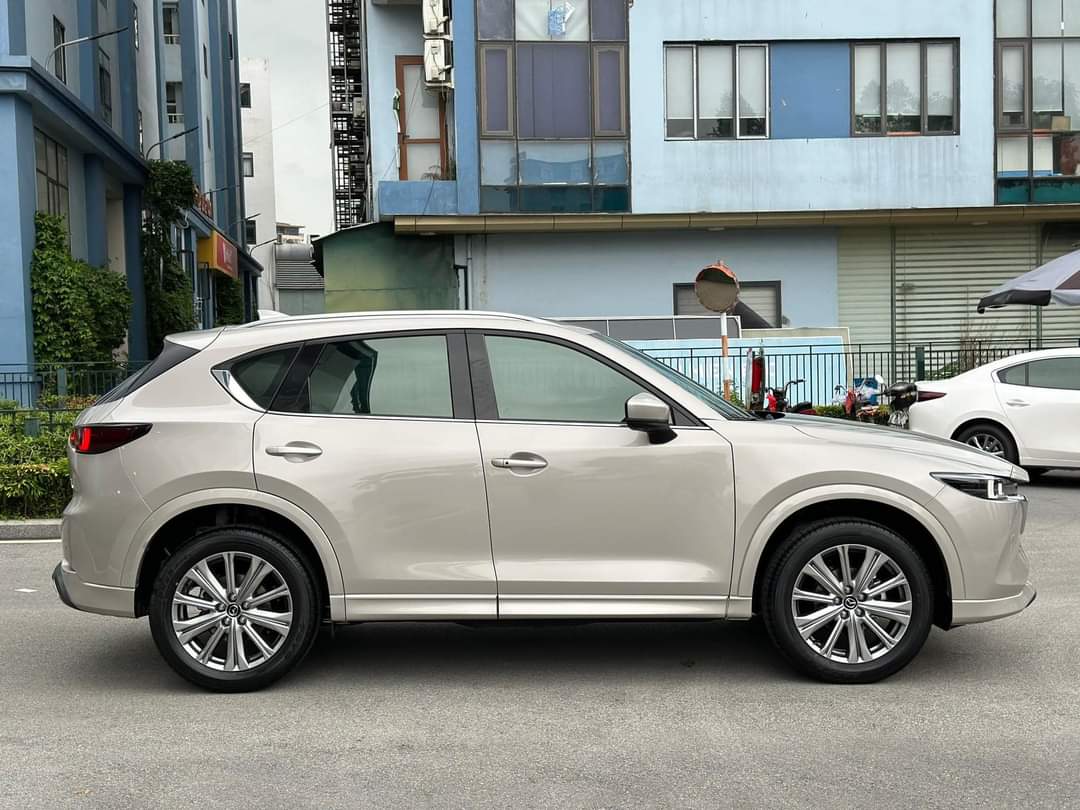 Mazda CX-5 ‘đè ép’ Honda CR-V bằng mức giá lăn bánh cực cạnh tranh ở thời điểm giữa tháng 10/2025