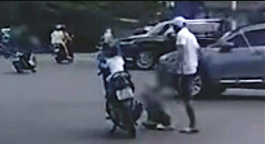 Hà Nội: Xôn xao cảnh nghi cha ruột tác động vật lý bé trai, nguyên nhân ra tay khiến nhiều người bức xúc