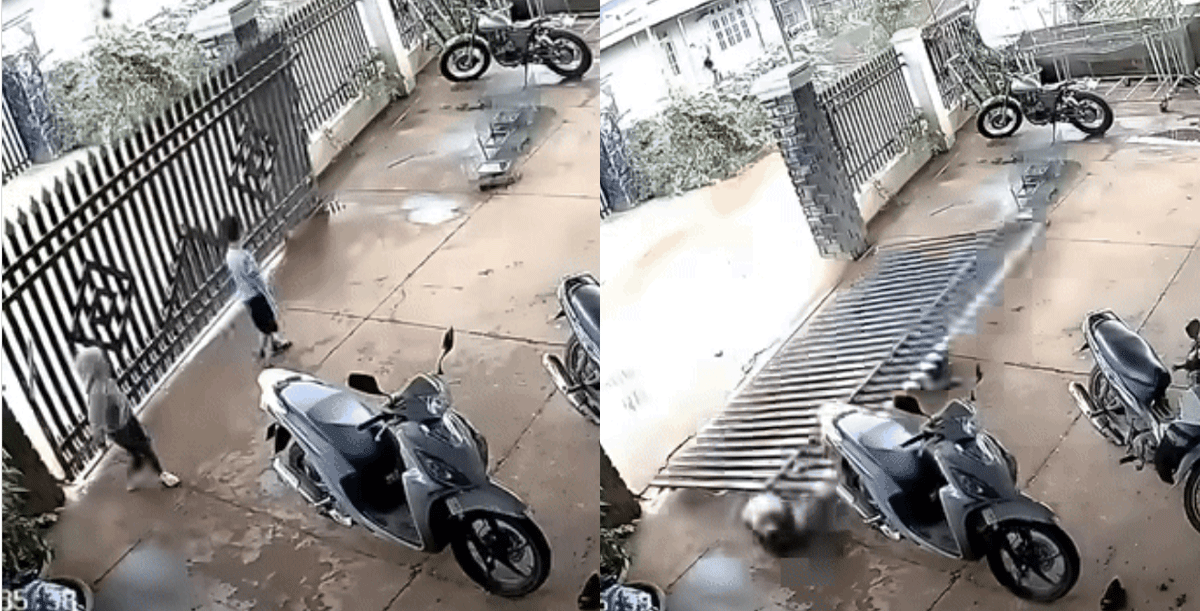 Camera ghi lại cảnh cánh cửa sắt đổ rầm trong lúc 2 bé trai đang đóng cửa khiến người xem thót tim